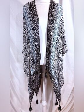 Ecote Beautiful Care Free Kimono With An Ornate Medallion Pattern And Tassels